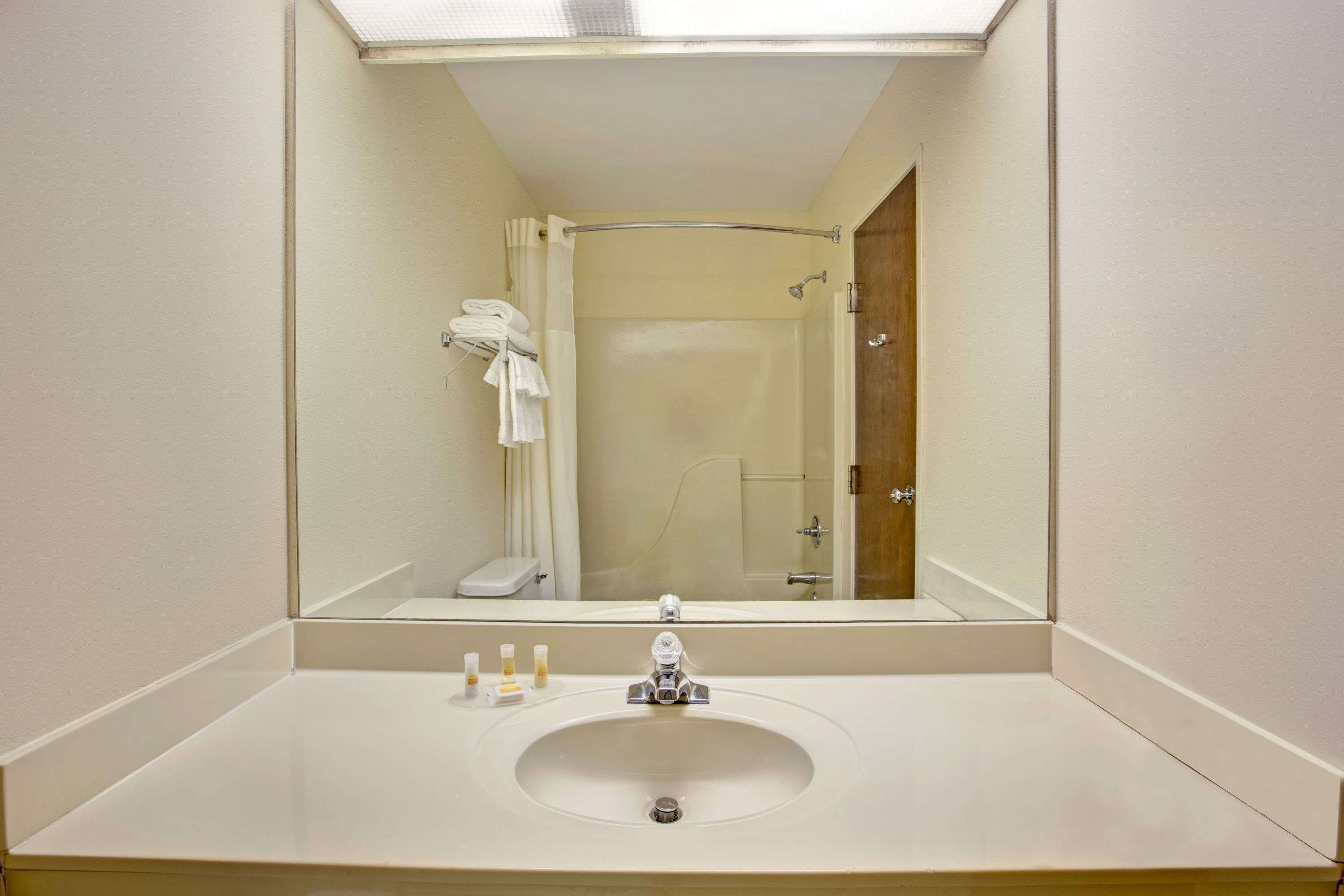 Days Inn & Suites by Wyndham Hickory