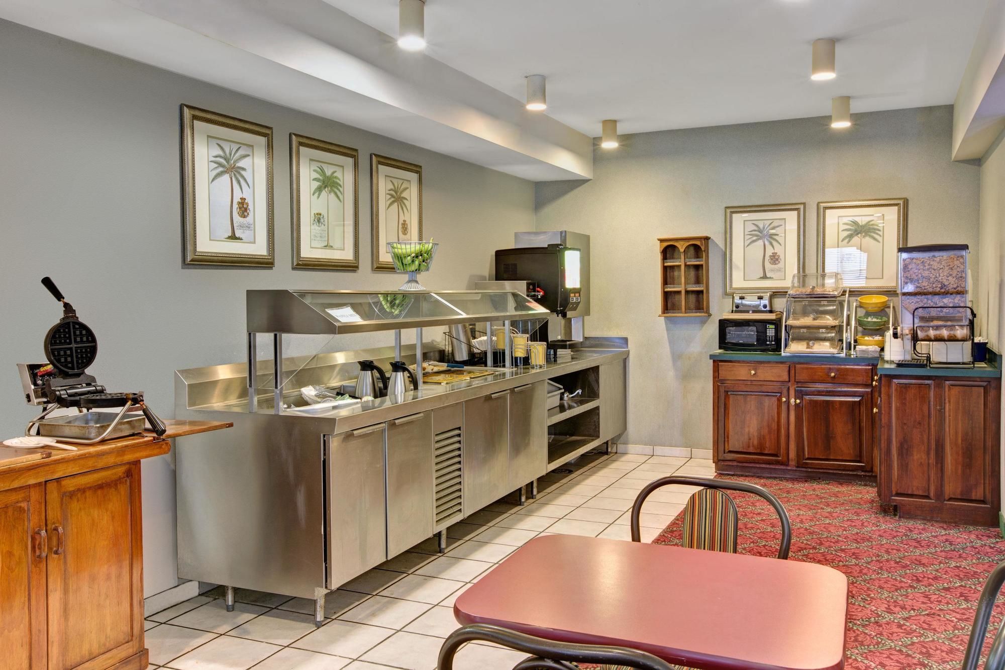 Days Inn & Suites by Wyndham Hickory