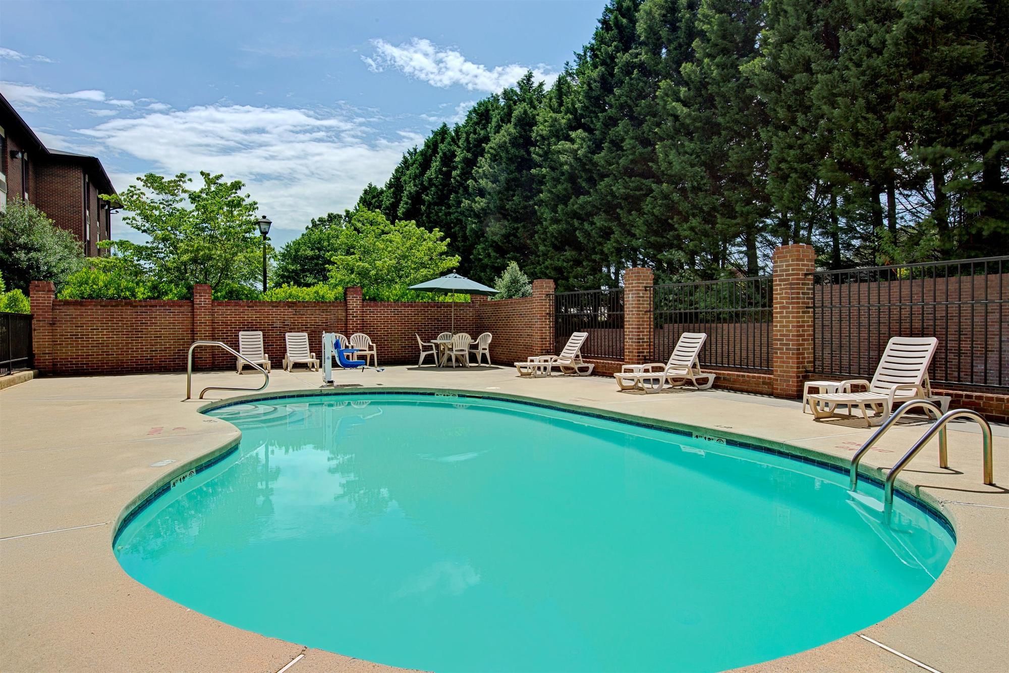 Days Inn & Suites by Wyndham Hickory