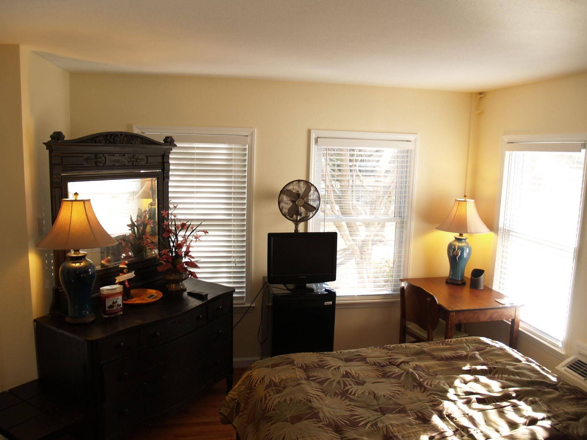 The White House on Freedom Way