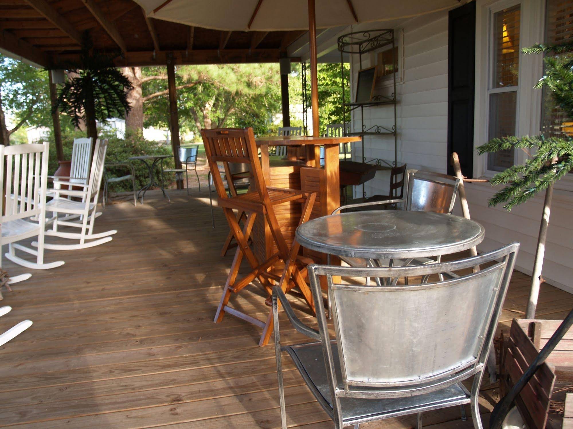 The White House on Freedom Way