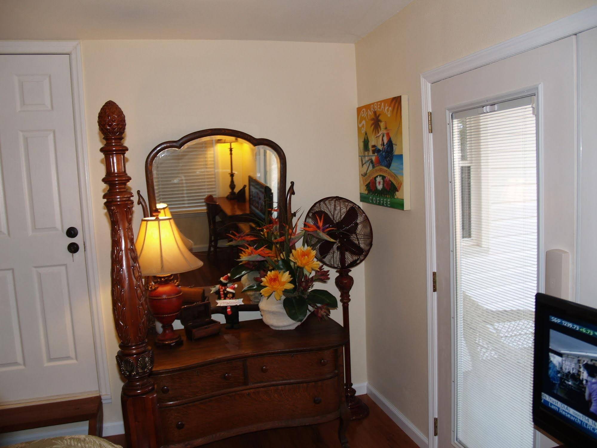 The White House on Freedom Way