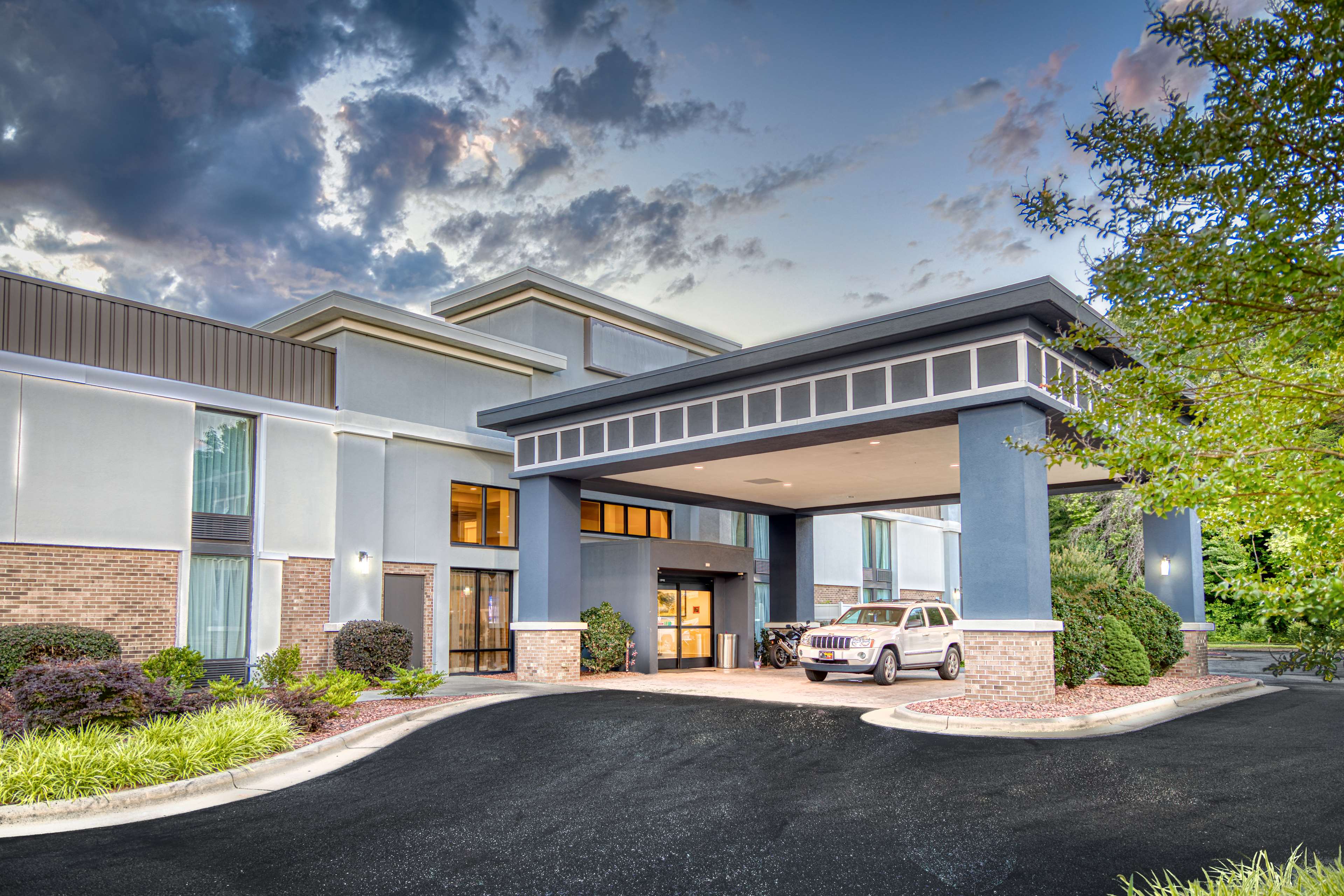 Best Western Plus Yadkin Valley Inn & Suites