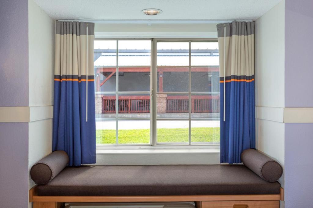 Microtel Inn & Suites by Wyndham Lillington / Campbell Univ