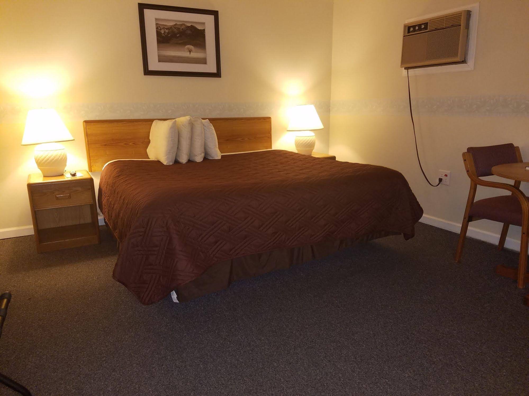 A Holiday Motel Maggie Valley