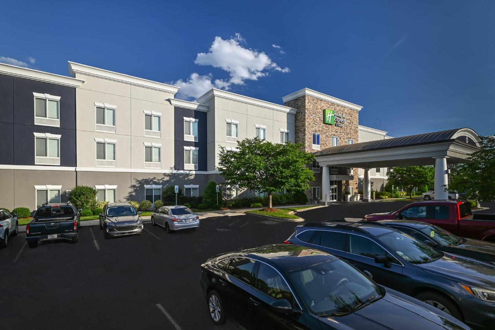 Holiday Inn Express Hotel & Suites Charlotte Southeast - Matthew