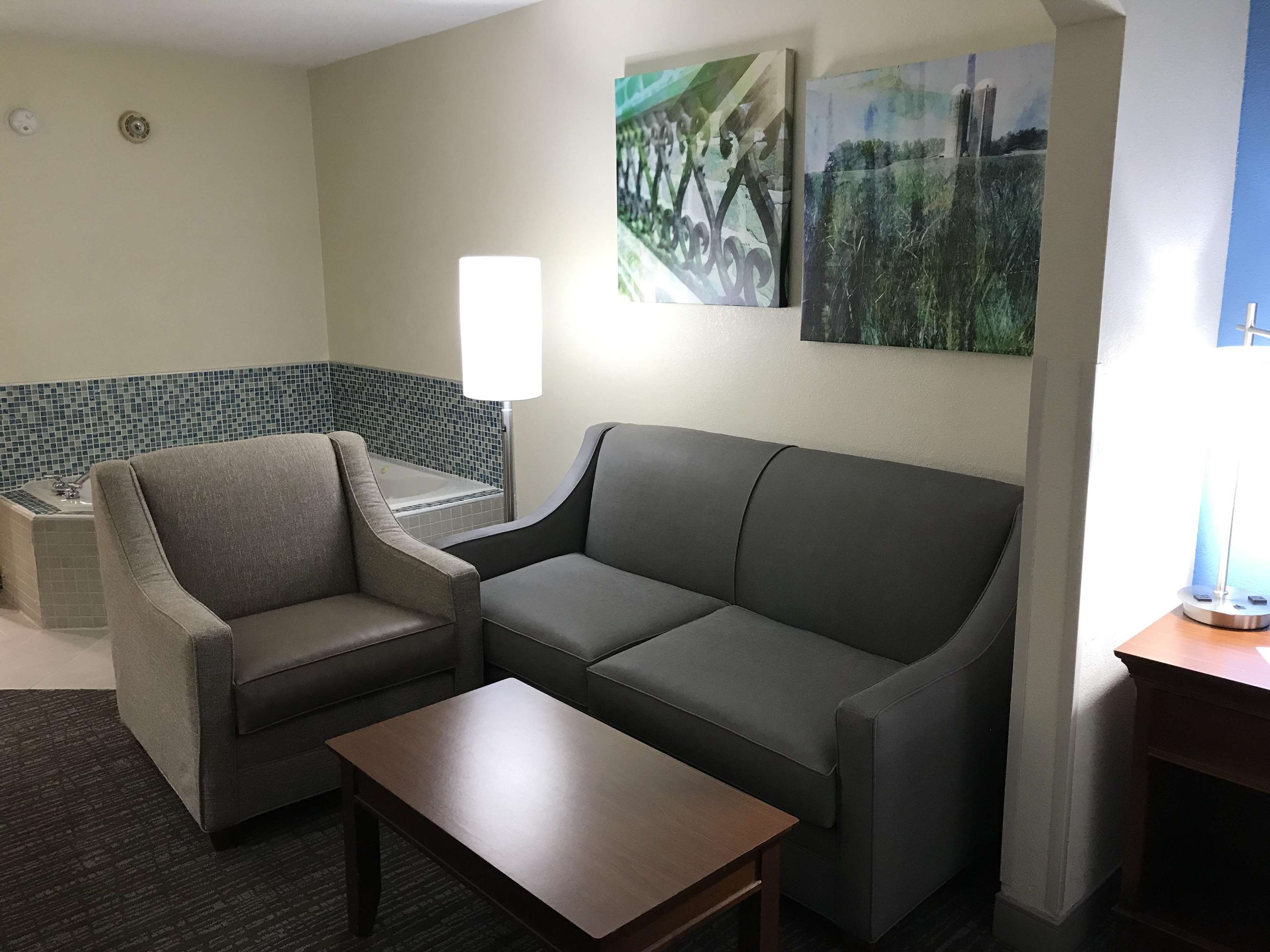 Best Western Inn & Suites - Monroe