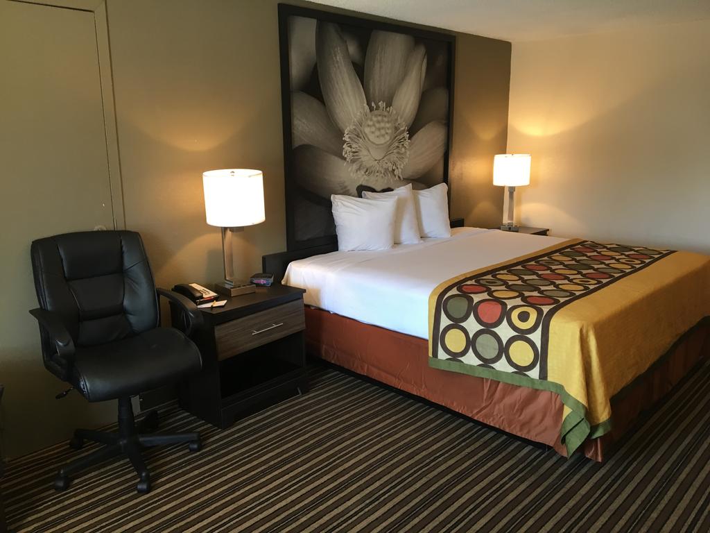 Super 8 by Wyndham Monroe