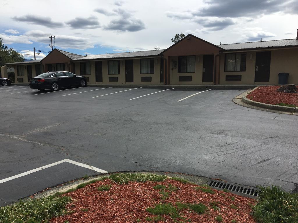 Super 8 by Wyndham Monroe