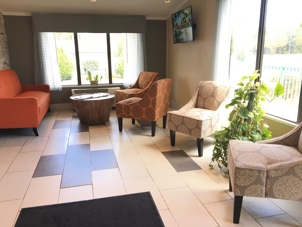 Super 8 by Wyndham Monroe