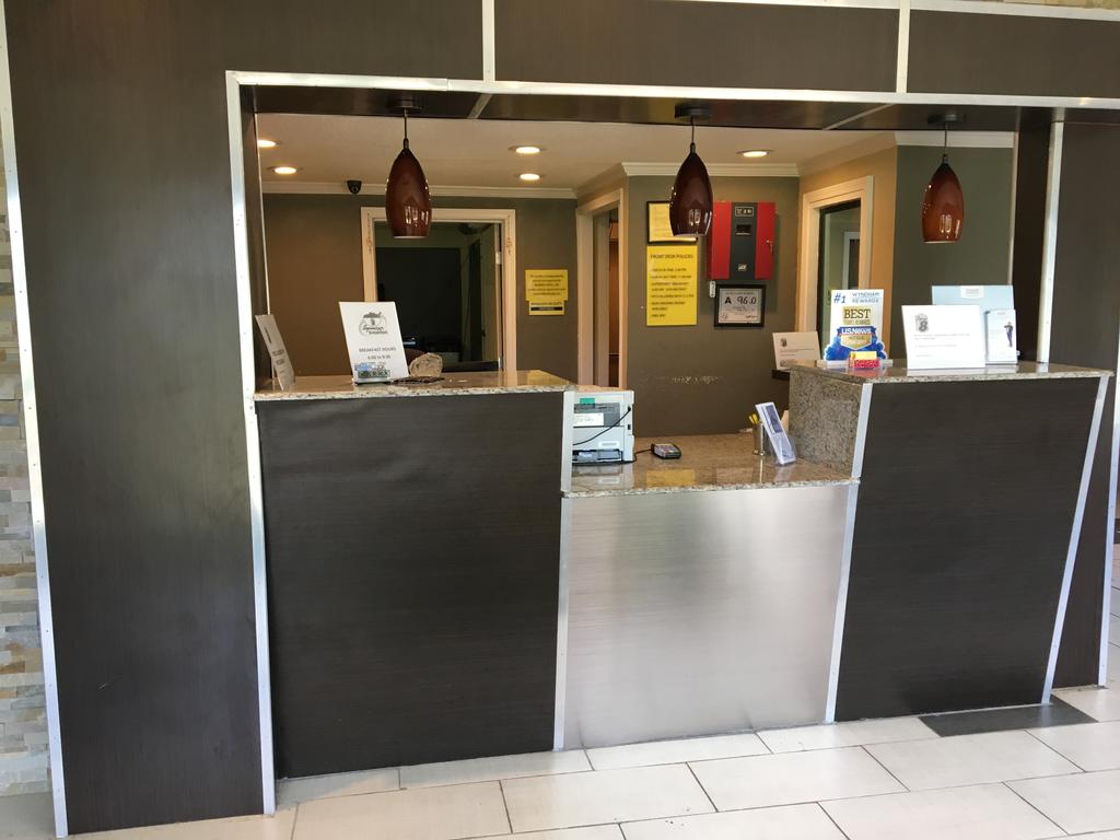 Super 8 by Wyndham Monroe