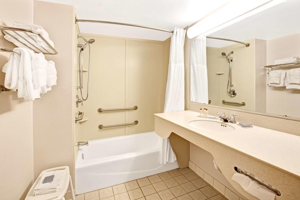 La Quinta Inn & Suites by Wyndham Mooresville