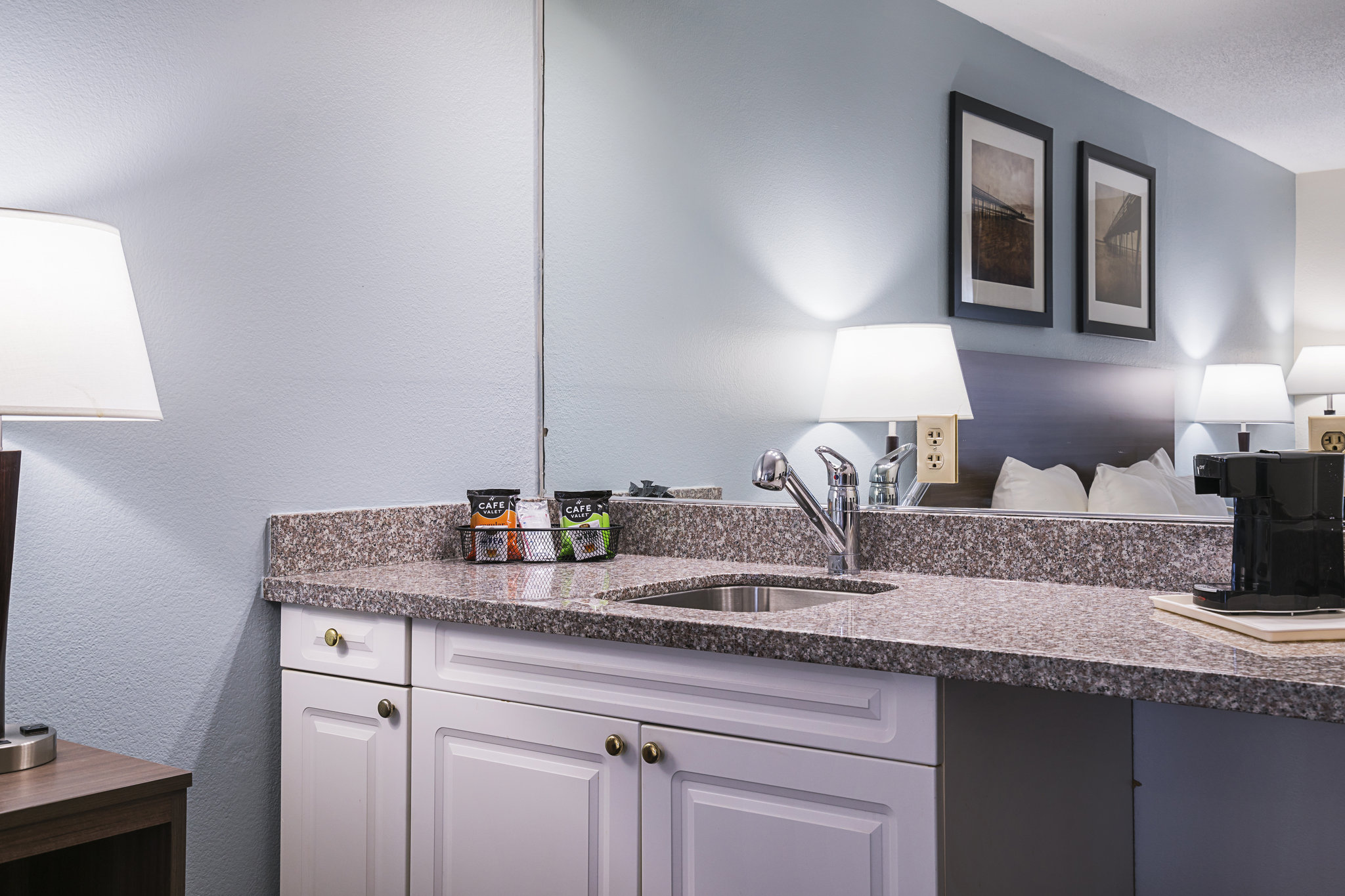 Garnet Inn & Suites