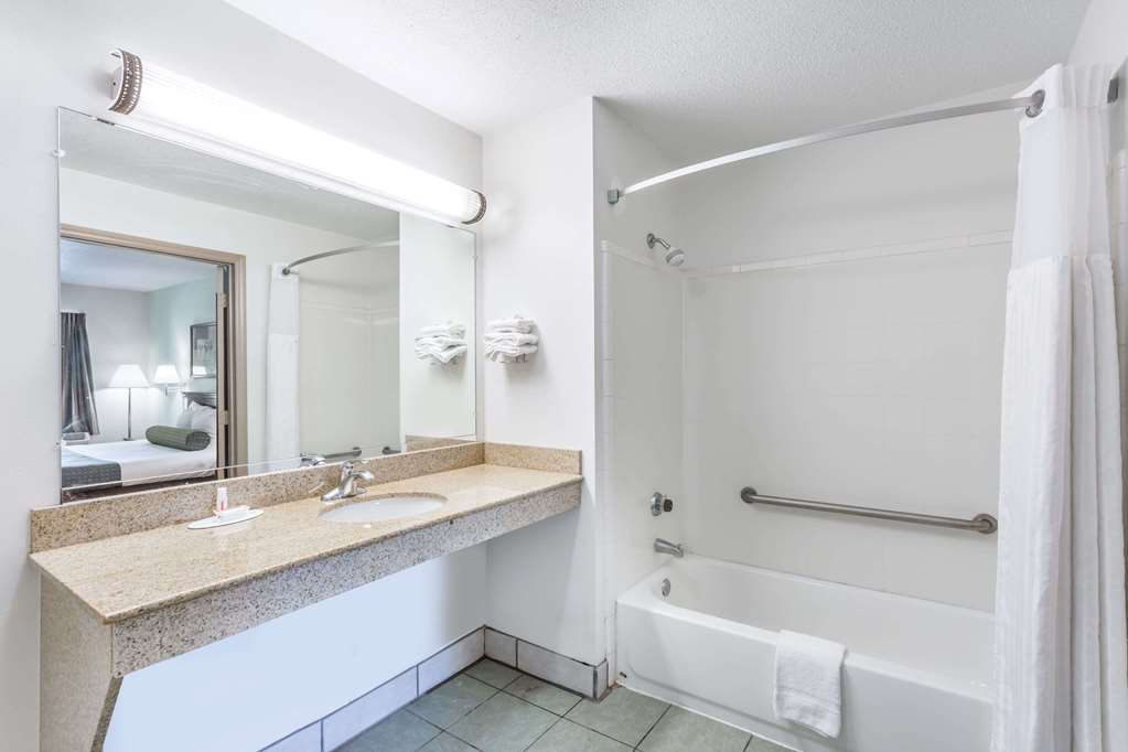 Days Inn by Wyndham Raleigh Glenwood-Crabtree