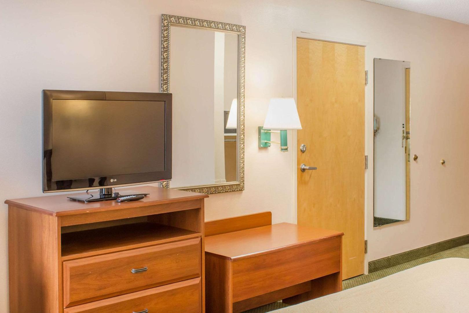 Econo Lodge Raleigh Near Walnut Creek Amphitheatre