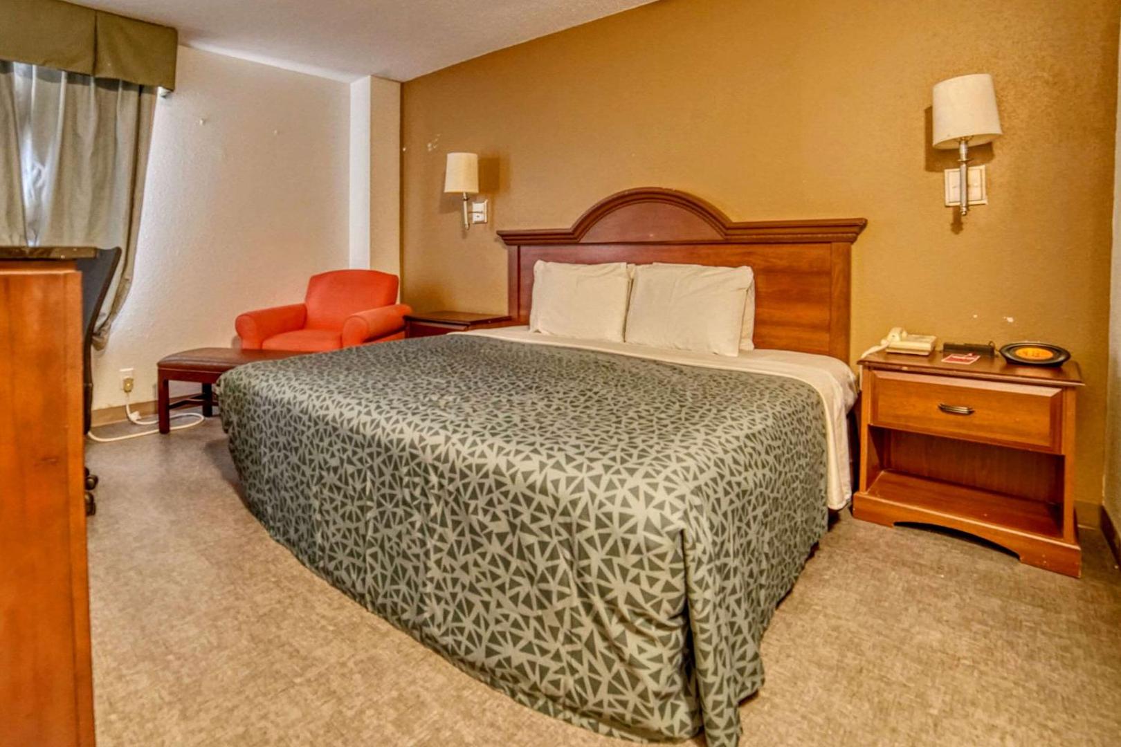 Econo Lodge Raleigh Near Walnut Creek Amphitheatre