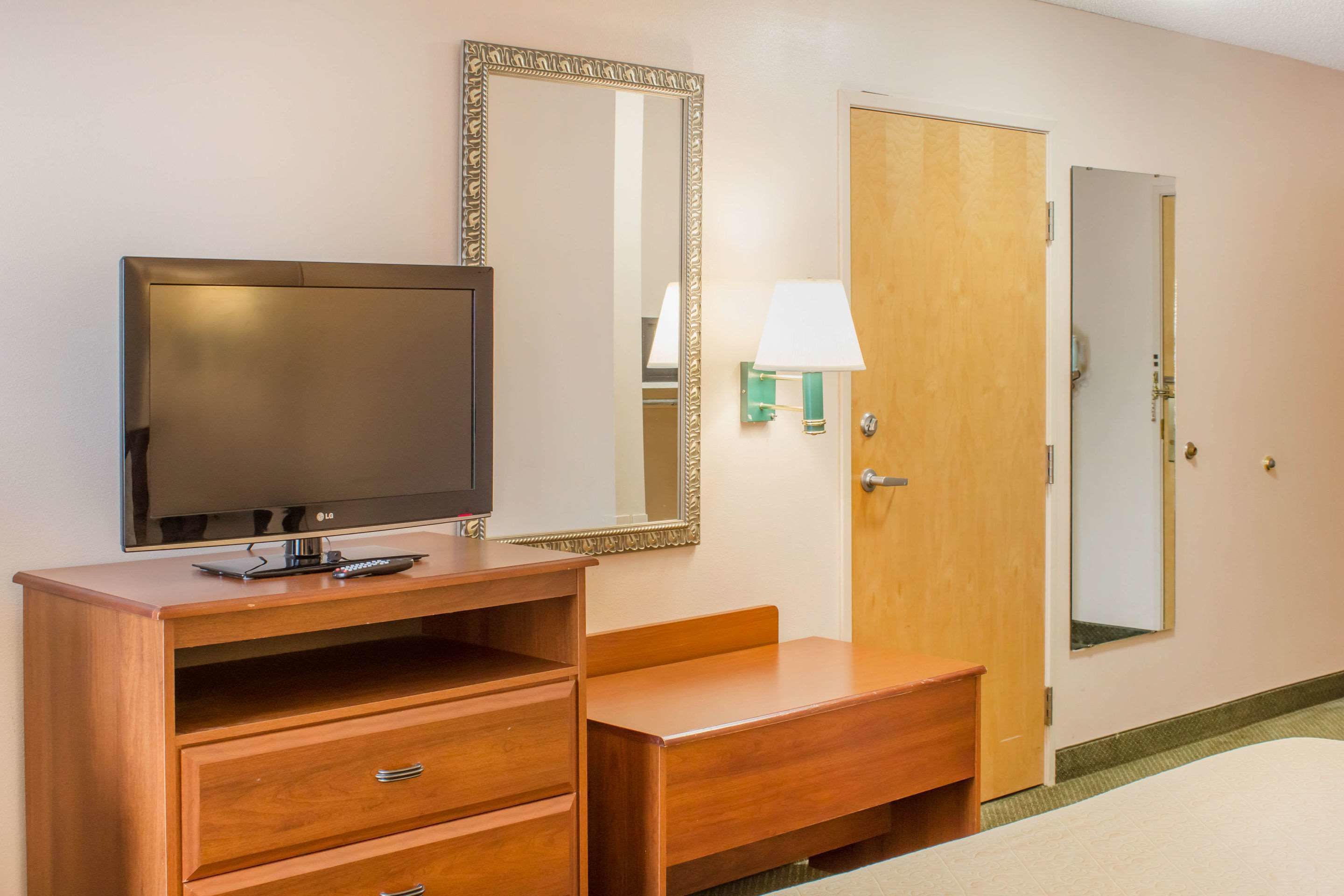 Econo Lodge Raleigh Near Walnut Creek Amphitheatre