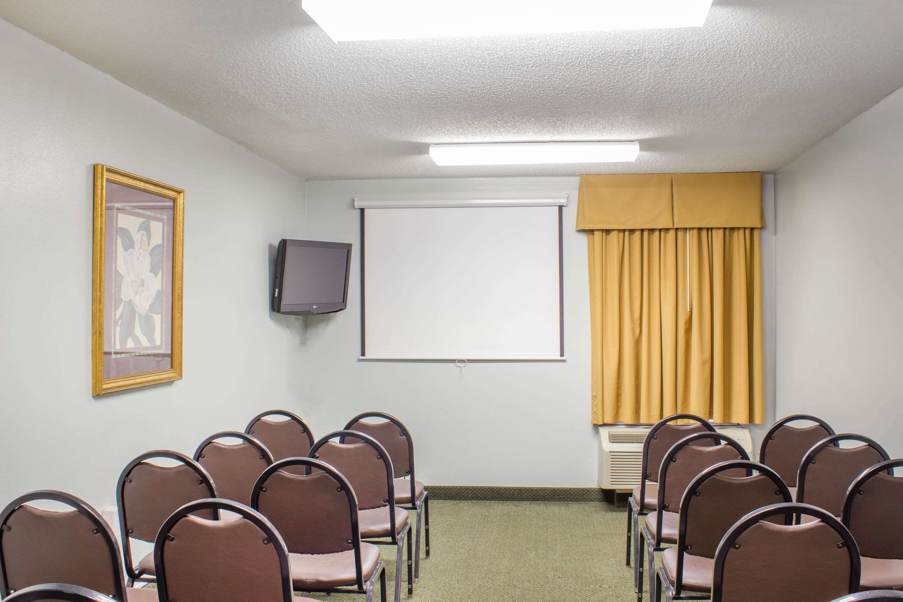 Econo Lodge Raleigh Near Walnut Creek Amphitheatre