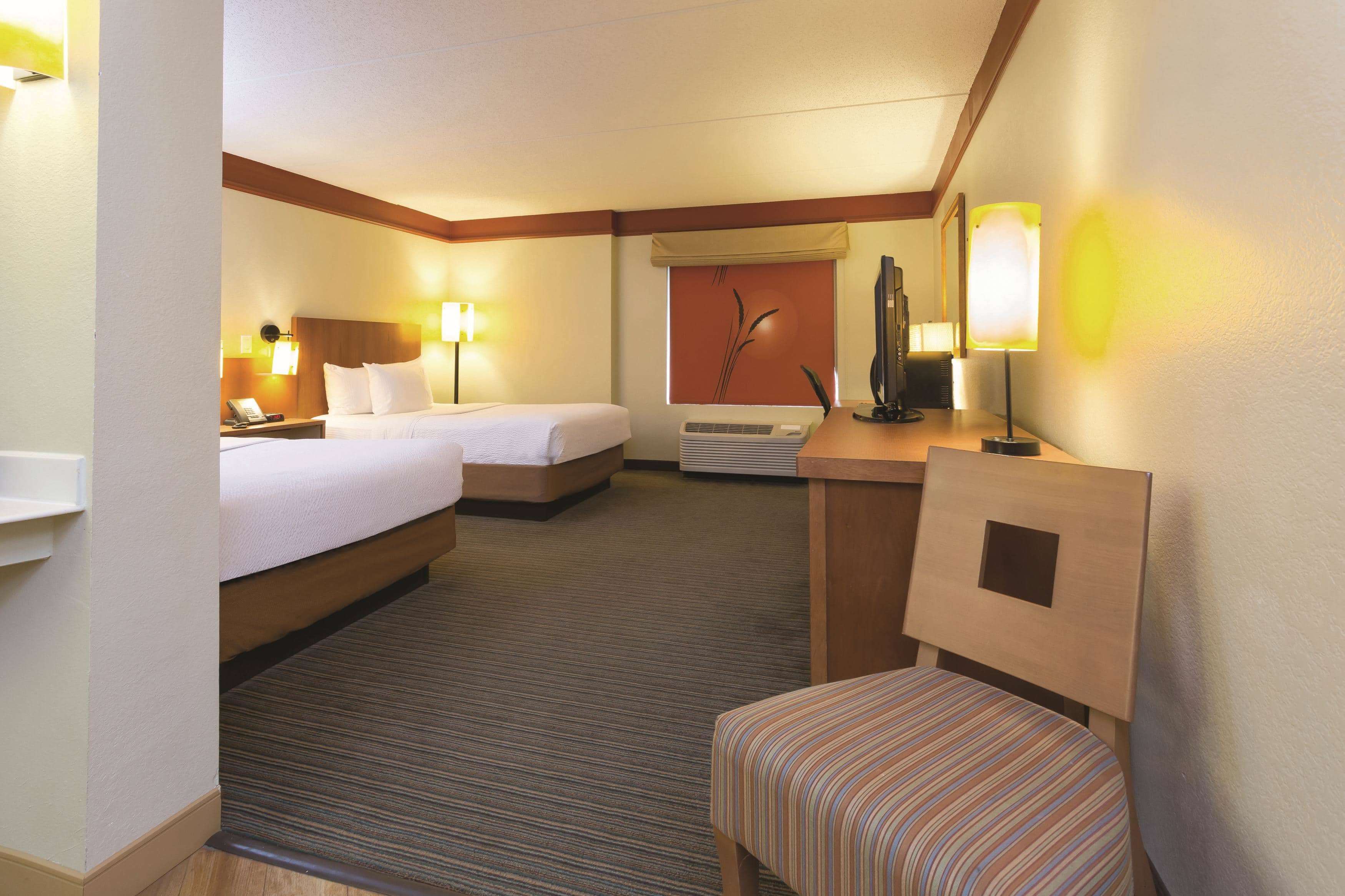 La Quinta Inn & Suites by Wyndham Raleigh Crabtree