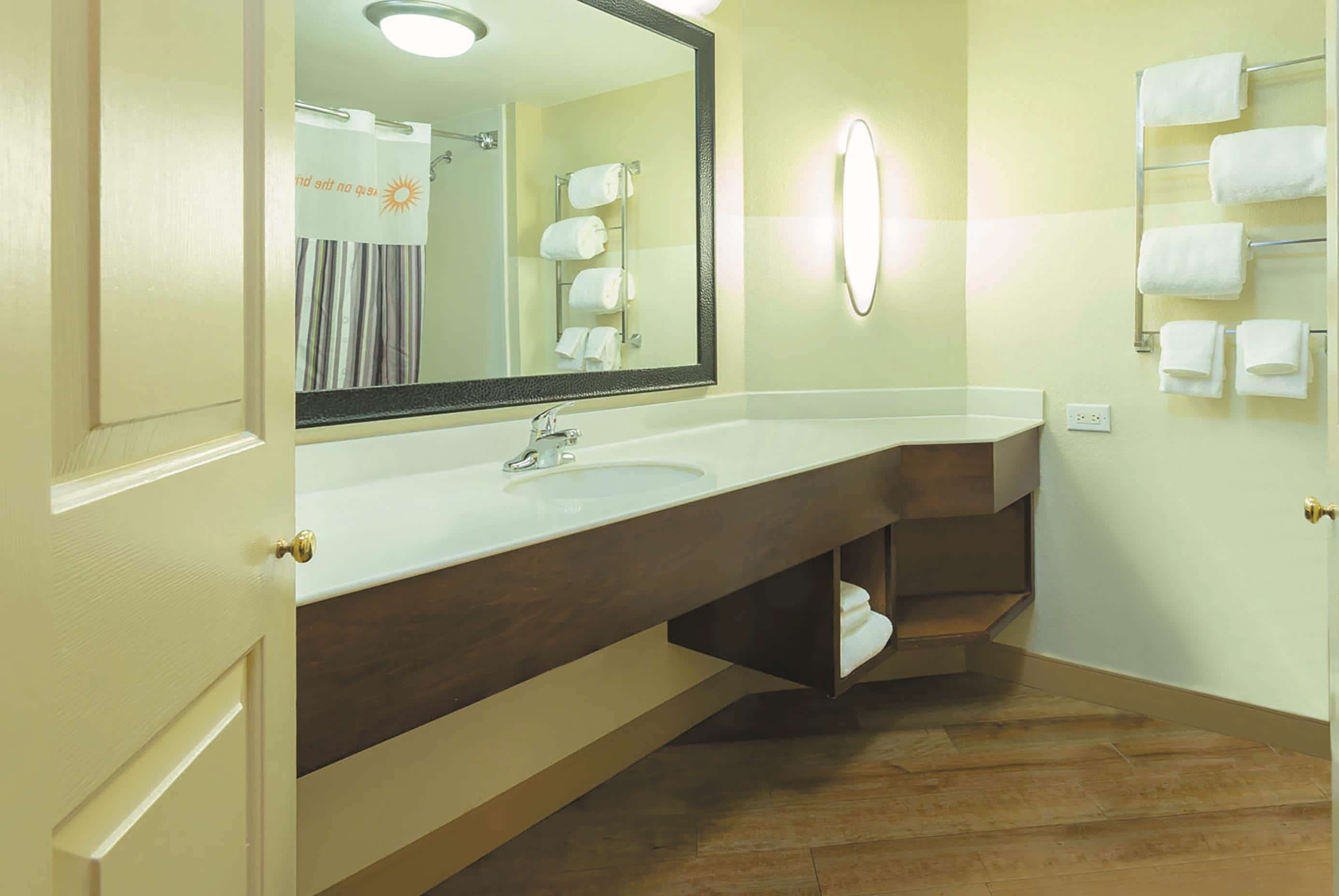 La Quinta Inn & Suites by Wyndham Raleigh Crabtree
