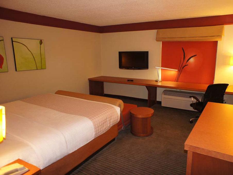 La Quinta Inn & Suites by Wyndham Raleigh Crabtree