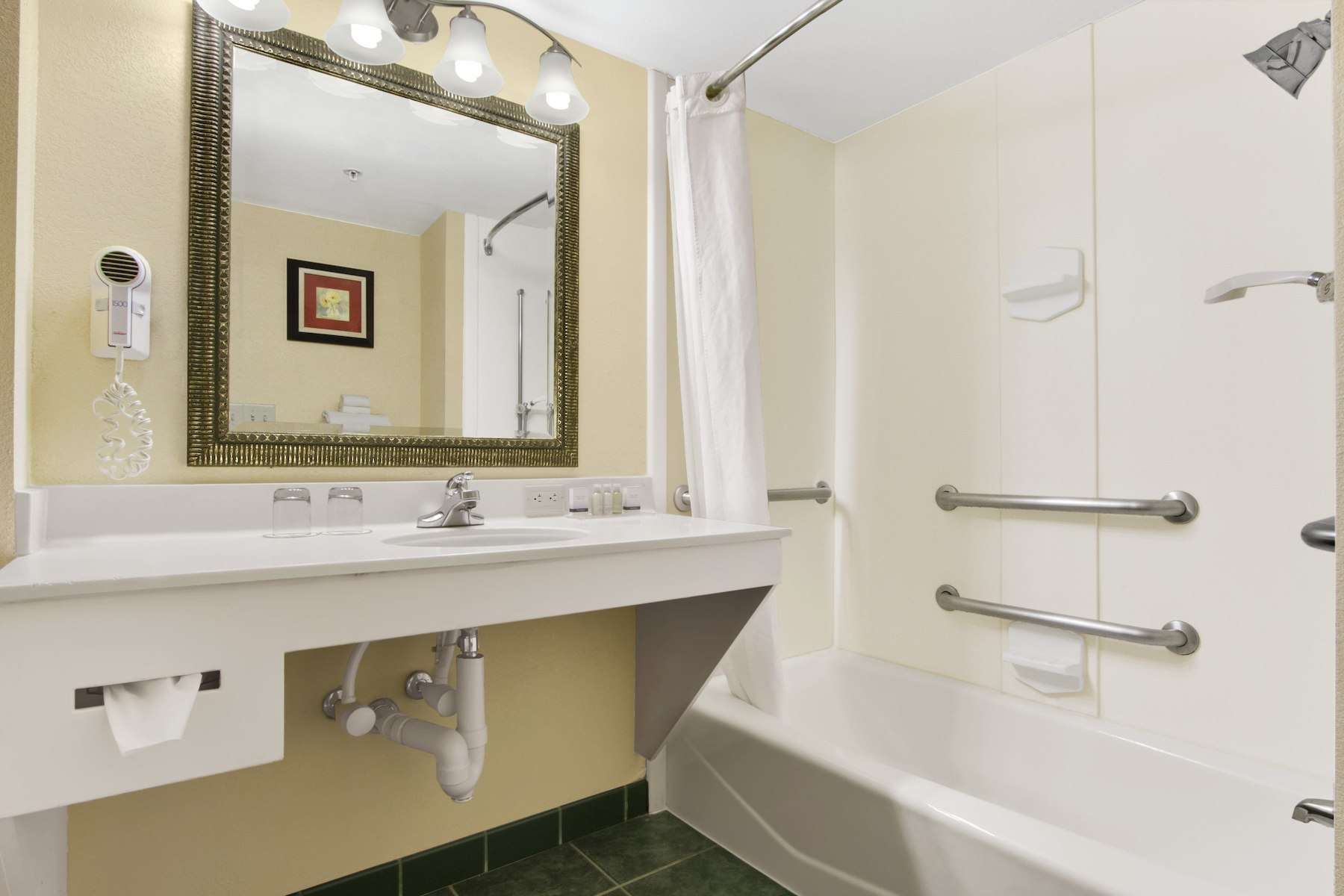 La Quinta Inn & Suites by Wyndham Raleigh Downtown North