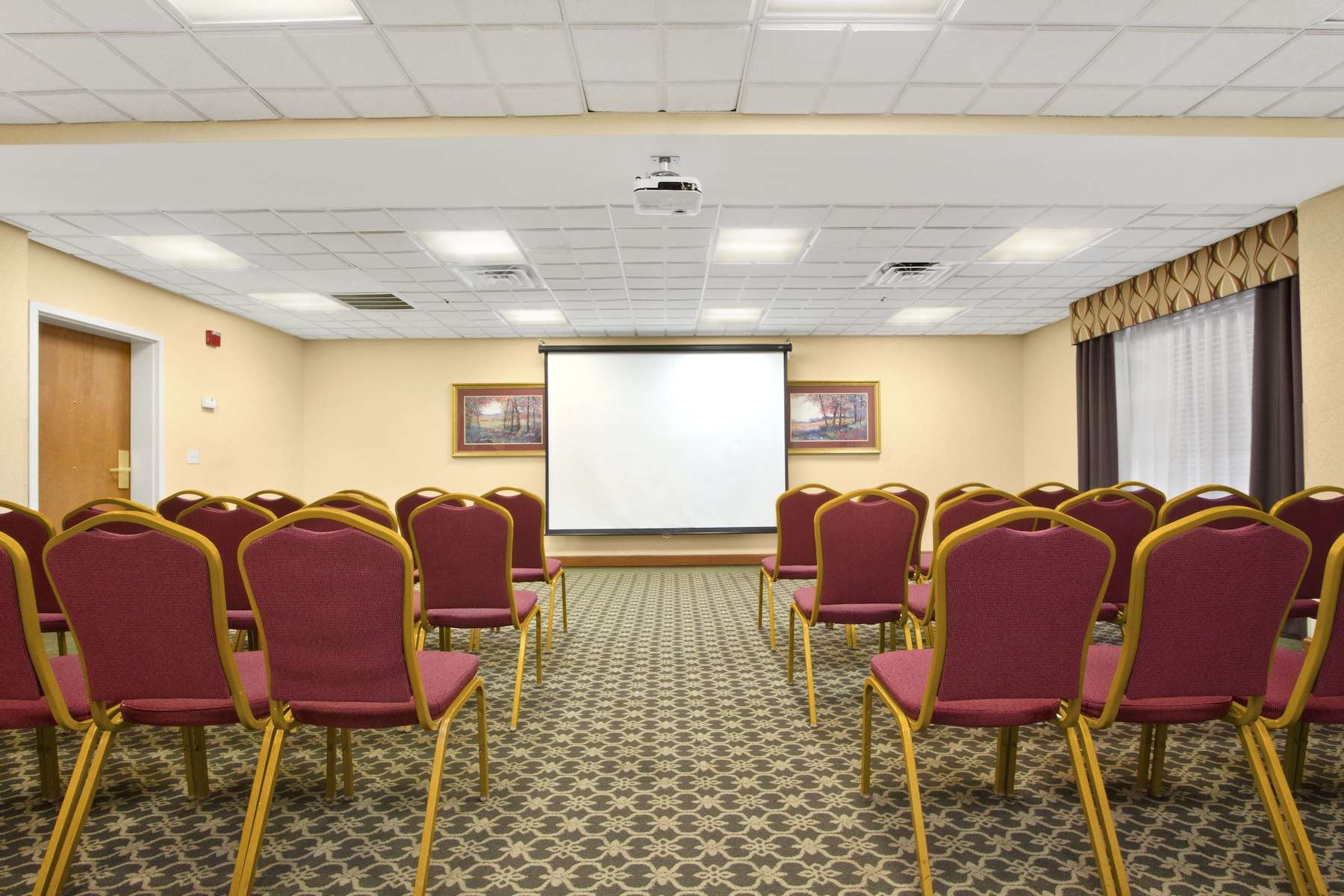 La Quinta Inn & Suites by Wyndham Raleigh Downtown North
