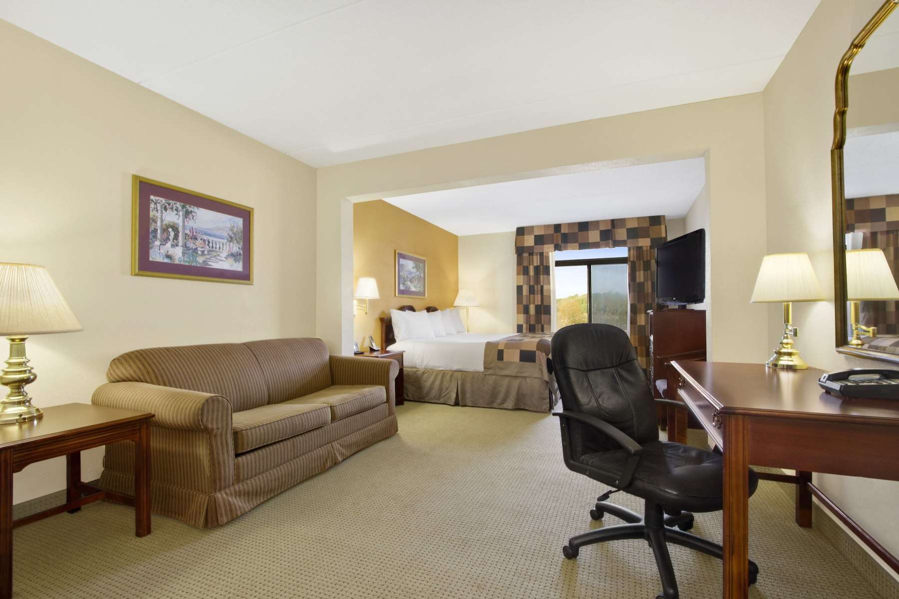 La Quinta Inn & Suites by Wyndham Raleigh Downtown North