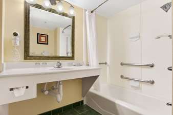 La Quinta Inn & Suites by Wyndham Raleigh Downtown North