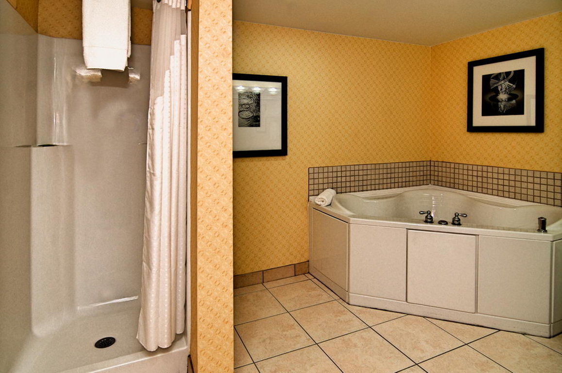 Holiday Inn Express & Suites Roanoke Rapids SE