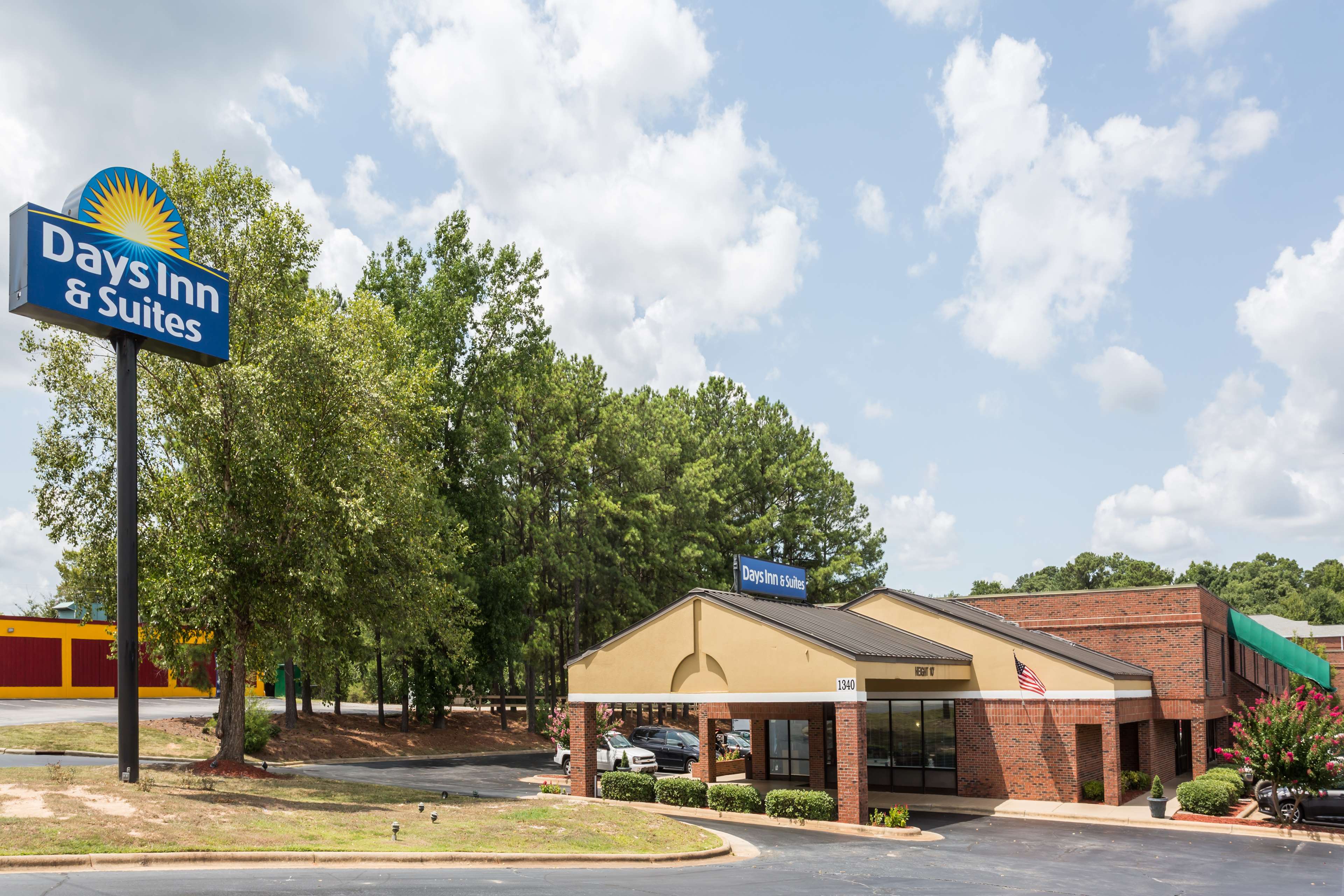 Days Inn & Suites by Wyndham Rocky Mount Golden East
