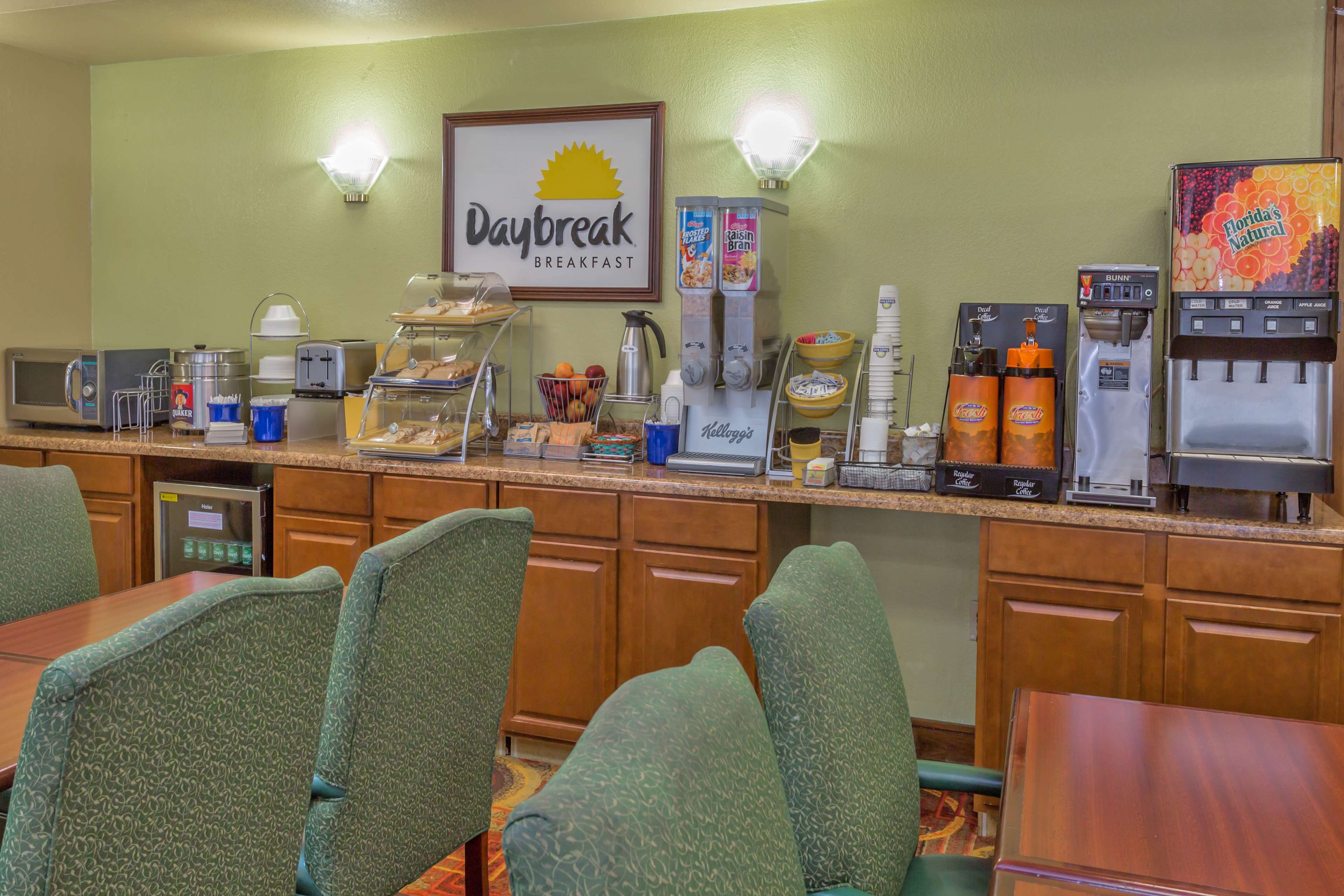 Days Inn & Suites by Wyndham Rocky Mount Golden East