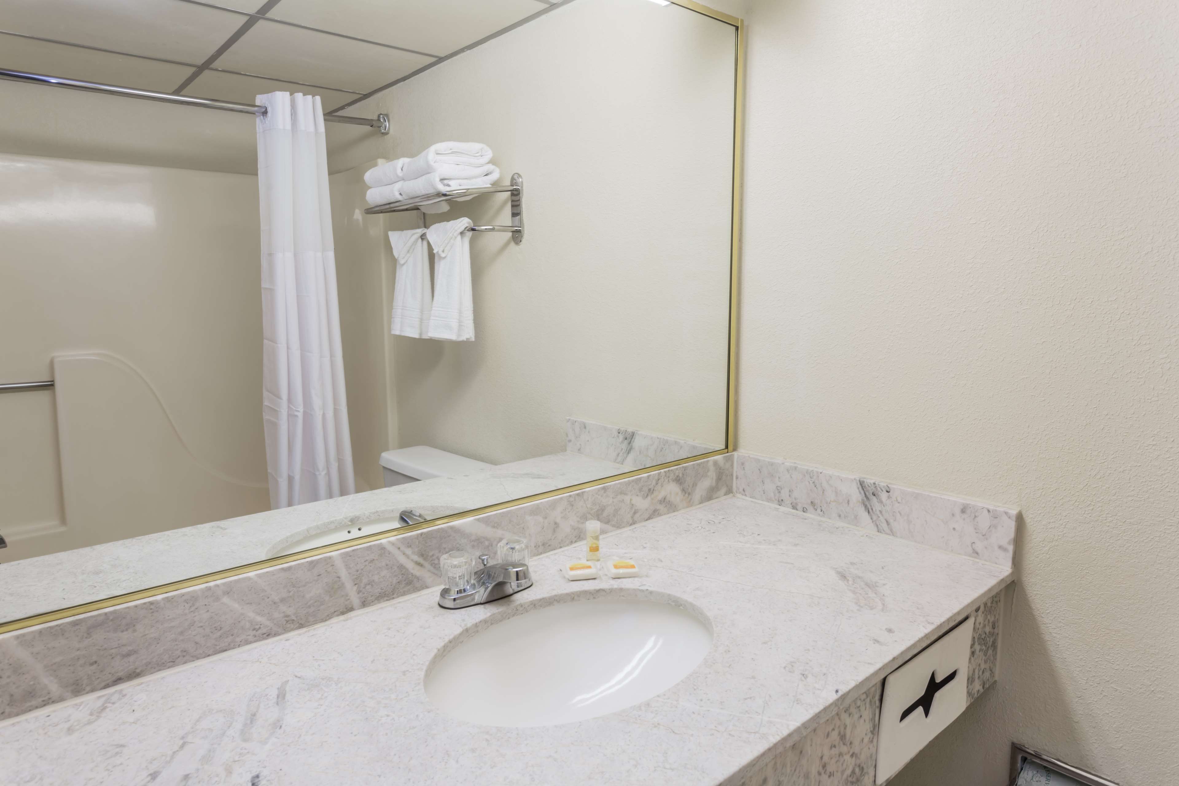 Days Inn & Suites by Wyndham Rocky Mount Golden East