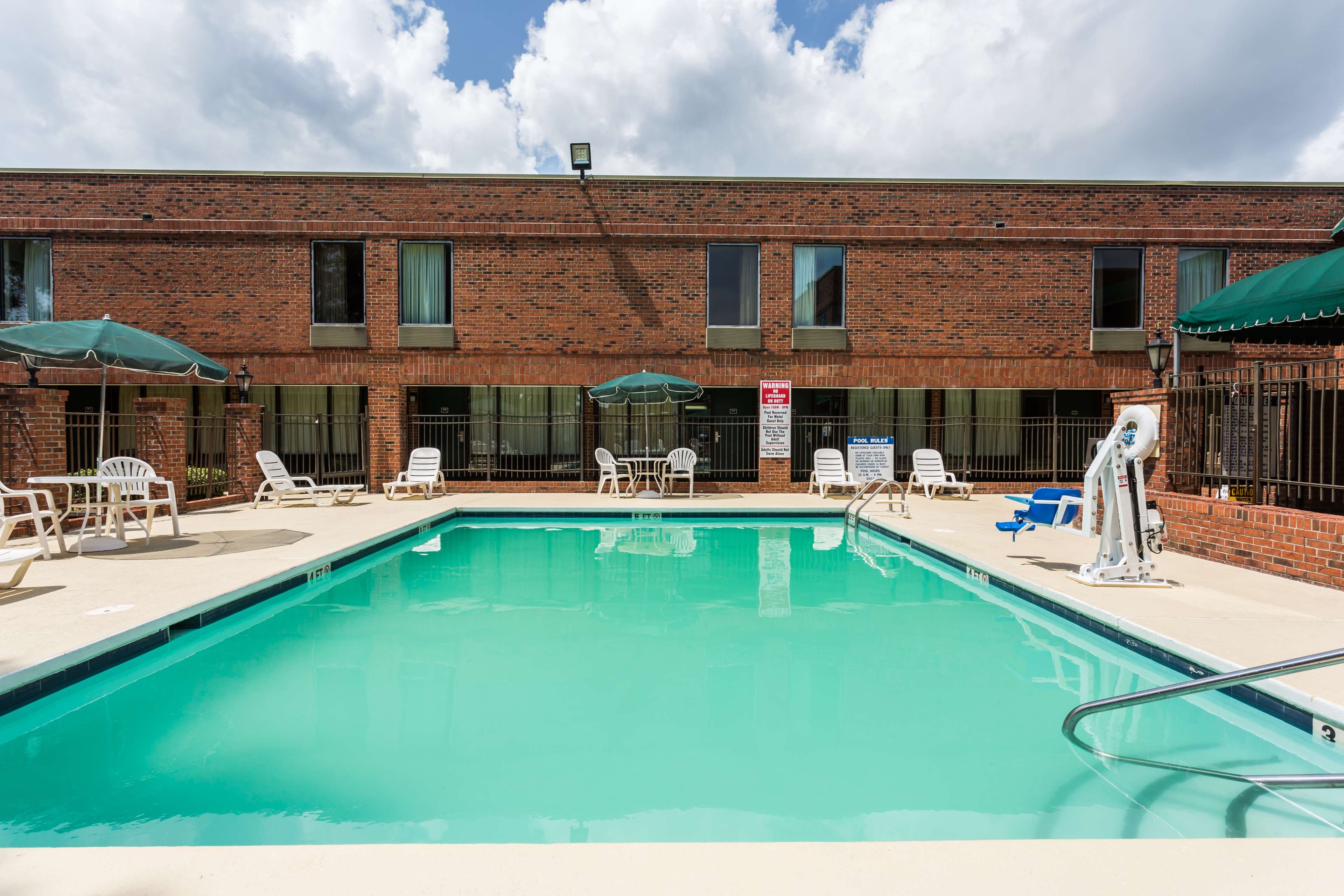 Days Inn & Suites by Wyndham Rocky Mount Golden East