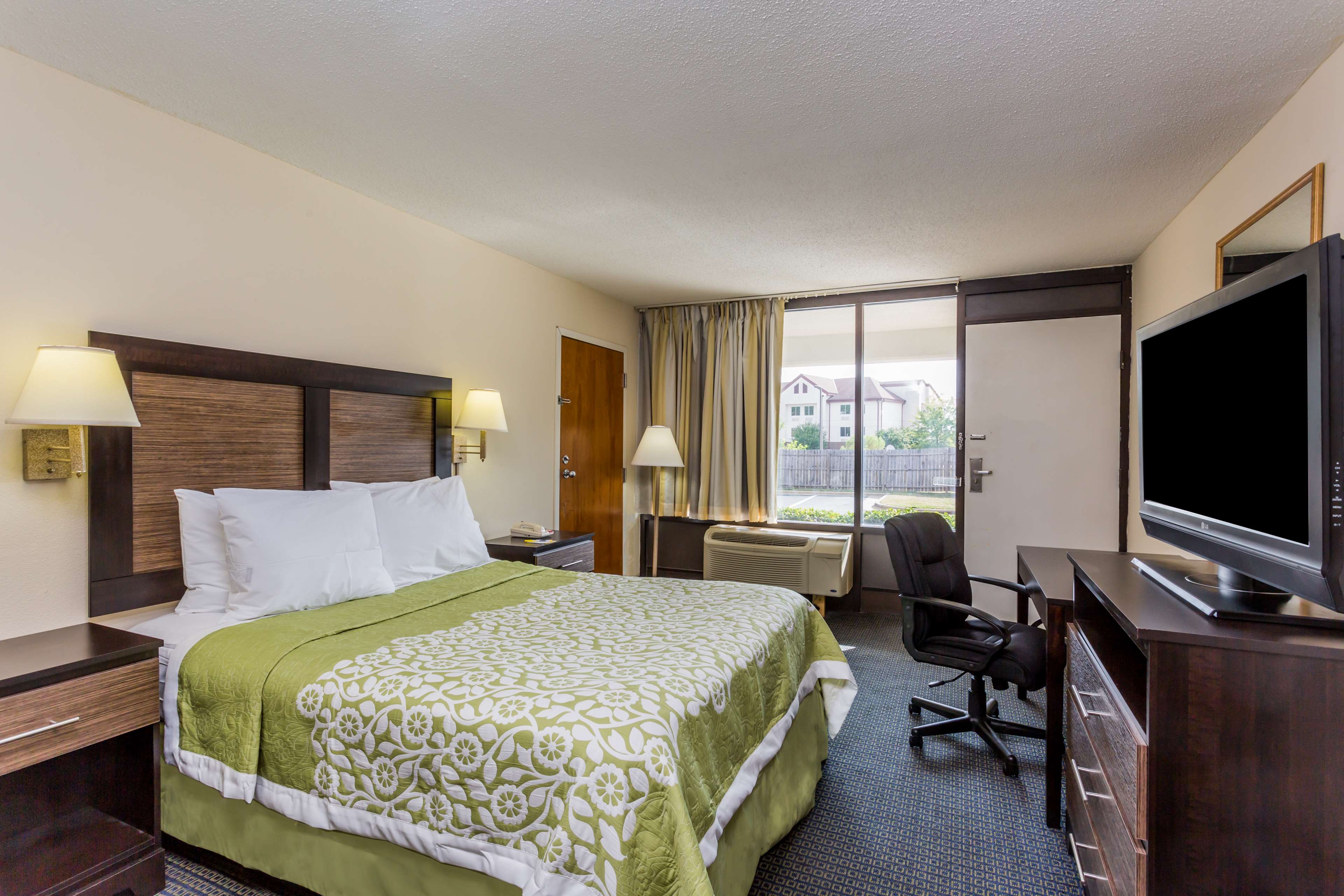 Days Inn & Suites by Wyndham Rocky Mount Golden East