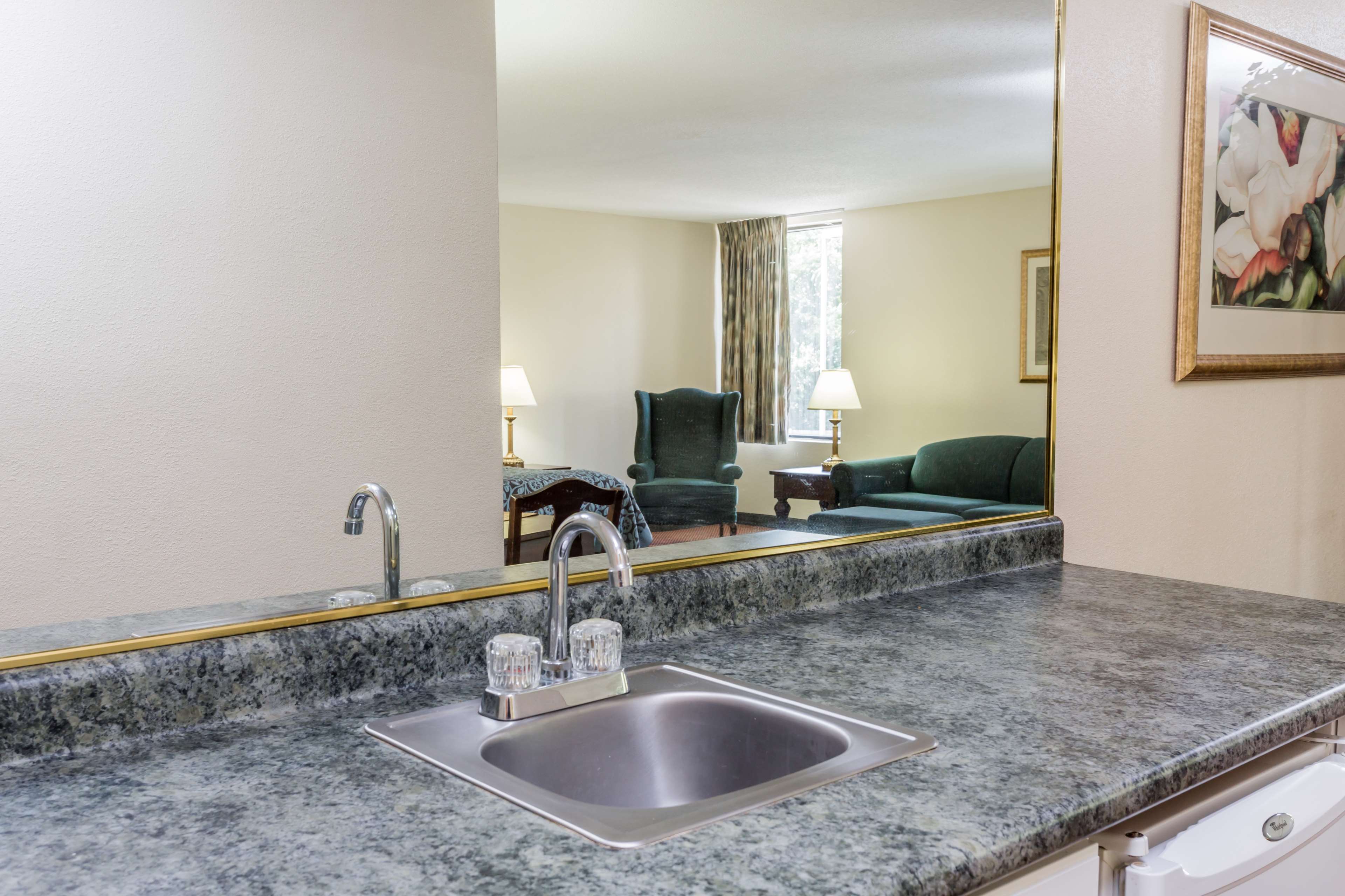 Days Inn & Suites by Wyndham Rocky Mount Golden East