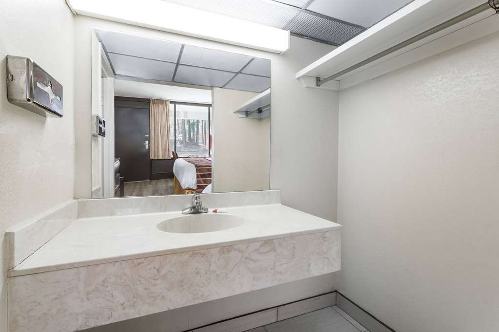 Days Inn & Suites by Wyndham Rocky Mount Golden East