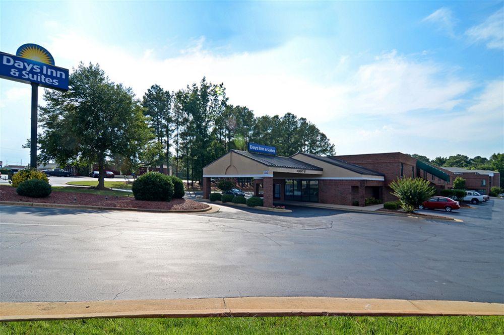 Days Inn & Suites by Wyndham Rocky Mount Golden East