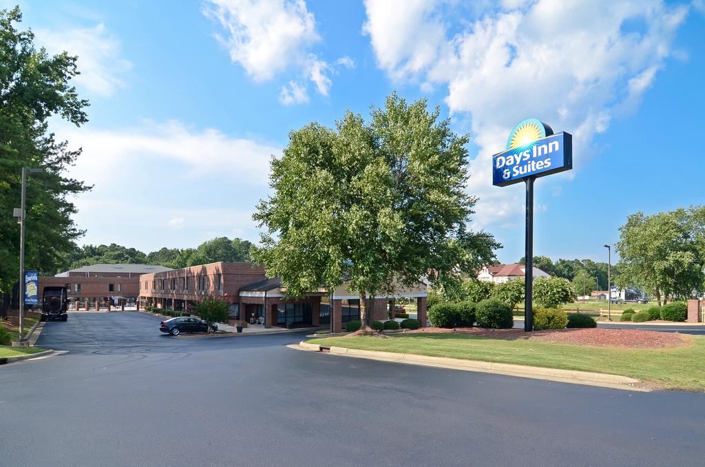 Days Inn & Suites by Wyndham Rocky Mount Golden East