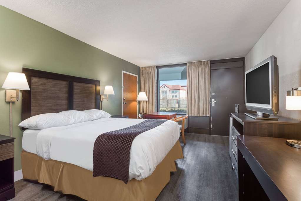 Days Inn & Suites by Wyndham Rocky Mount Golden East