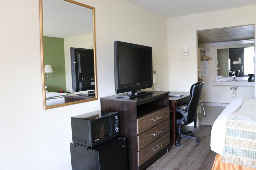 Days Inn & Suites by Wyndham Rocky Mount Golden East