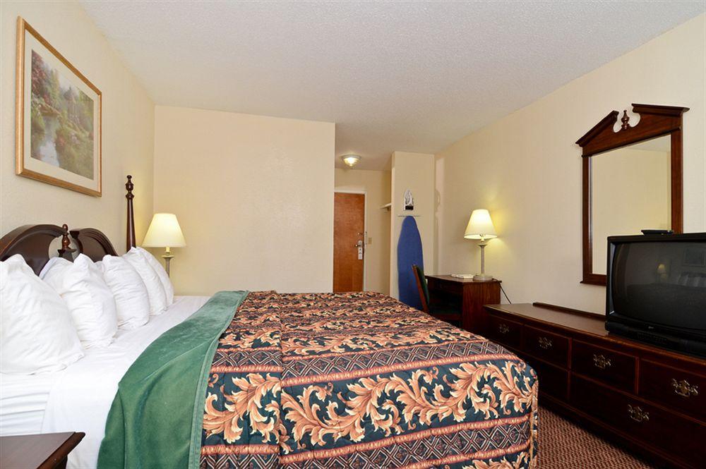 Days Inn & Suites by Wyndham Rocky Mount Golden East