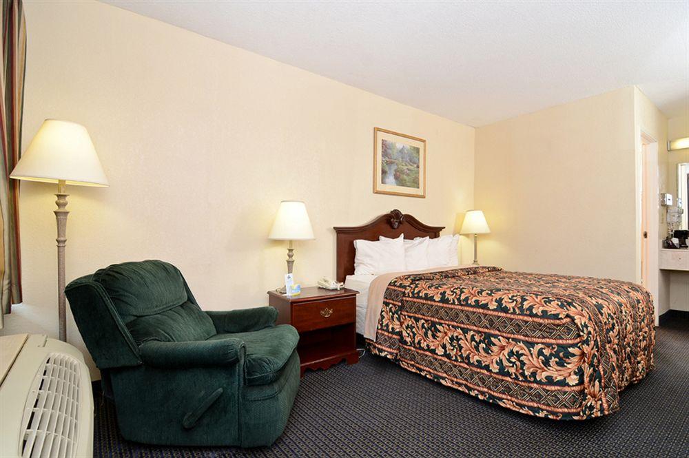 Days Inn & Suites by Wyndham Rocky Mount Golden East