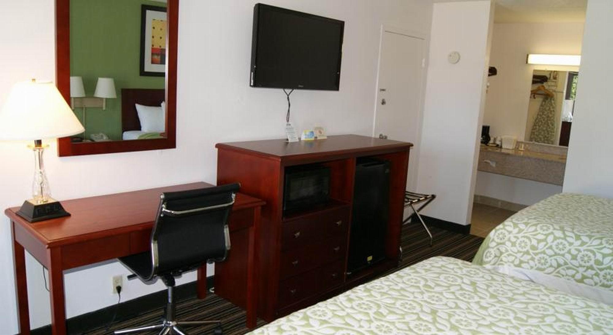 Days Inn by Wyndham Shelby