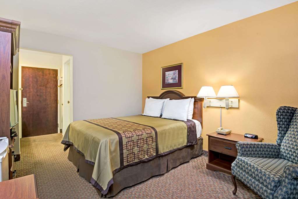 Days Inn & Suites by Wyndham Siler City