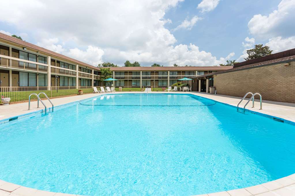 Days Inn & Conf Center by Wyndham Southern Pines Pinehurst