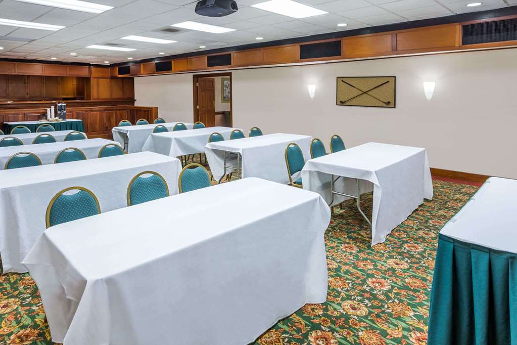 Days Inn & Conf Center by Wyndham Southern Pines Pinehurst