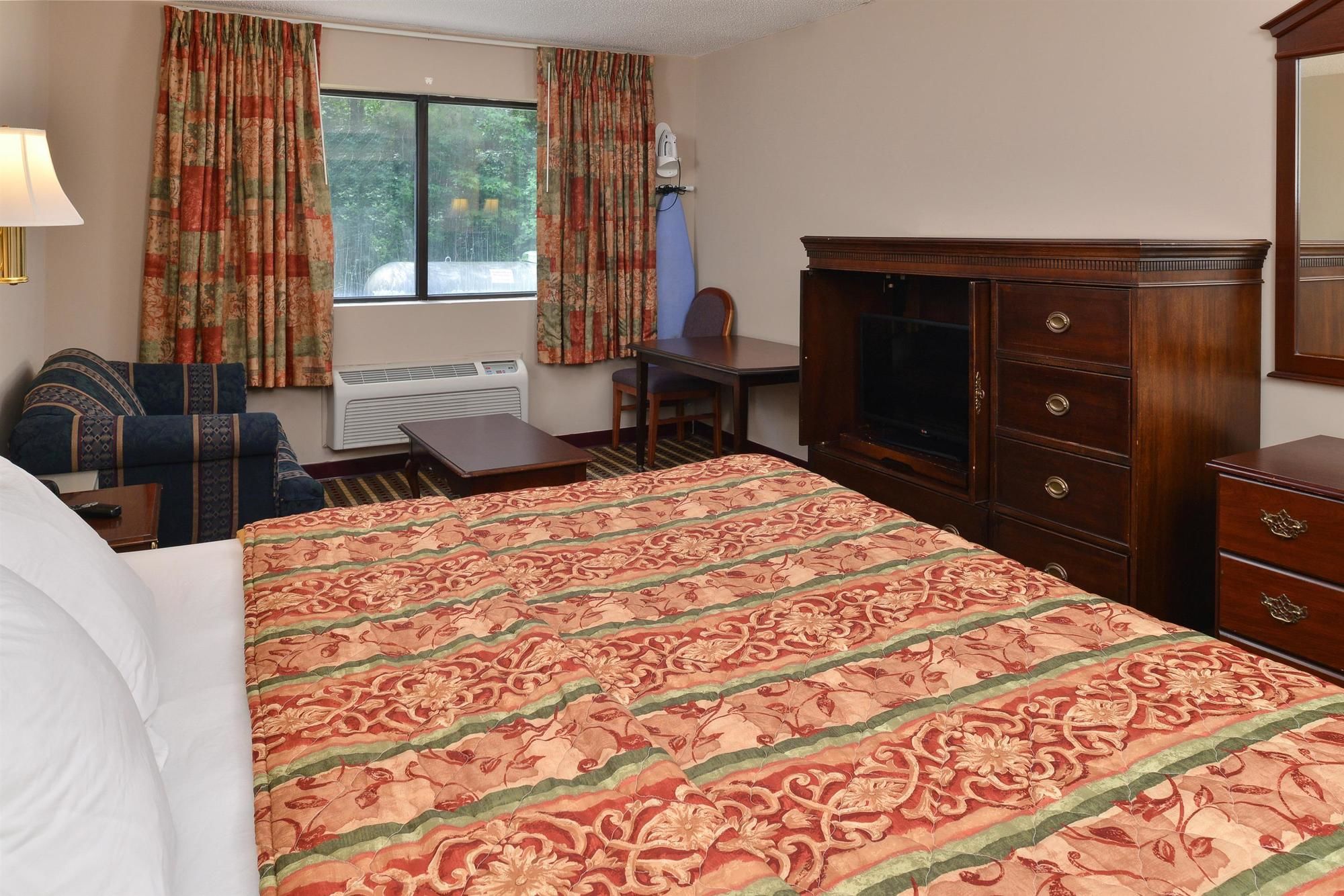 Econo Lodge Inn & Suites