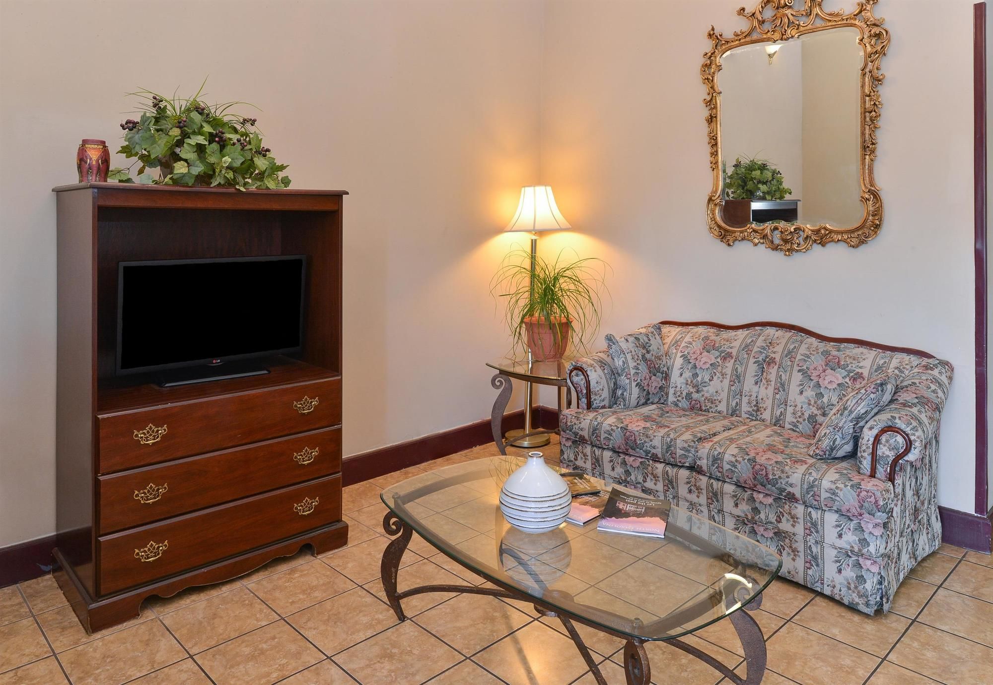 Econo Lodge Inn & Suites