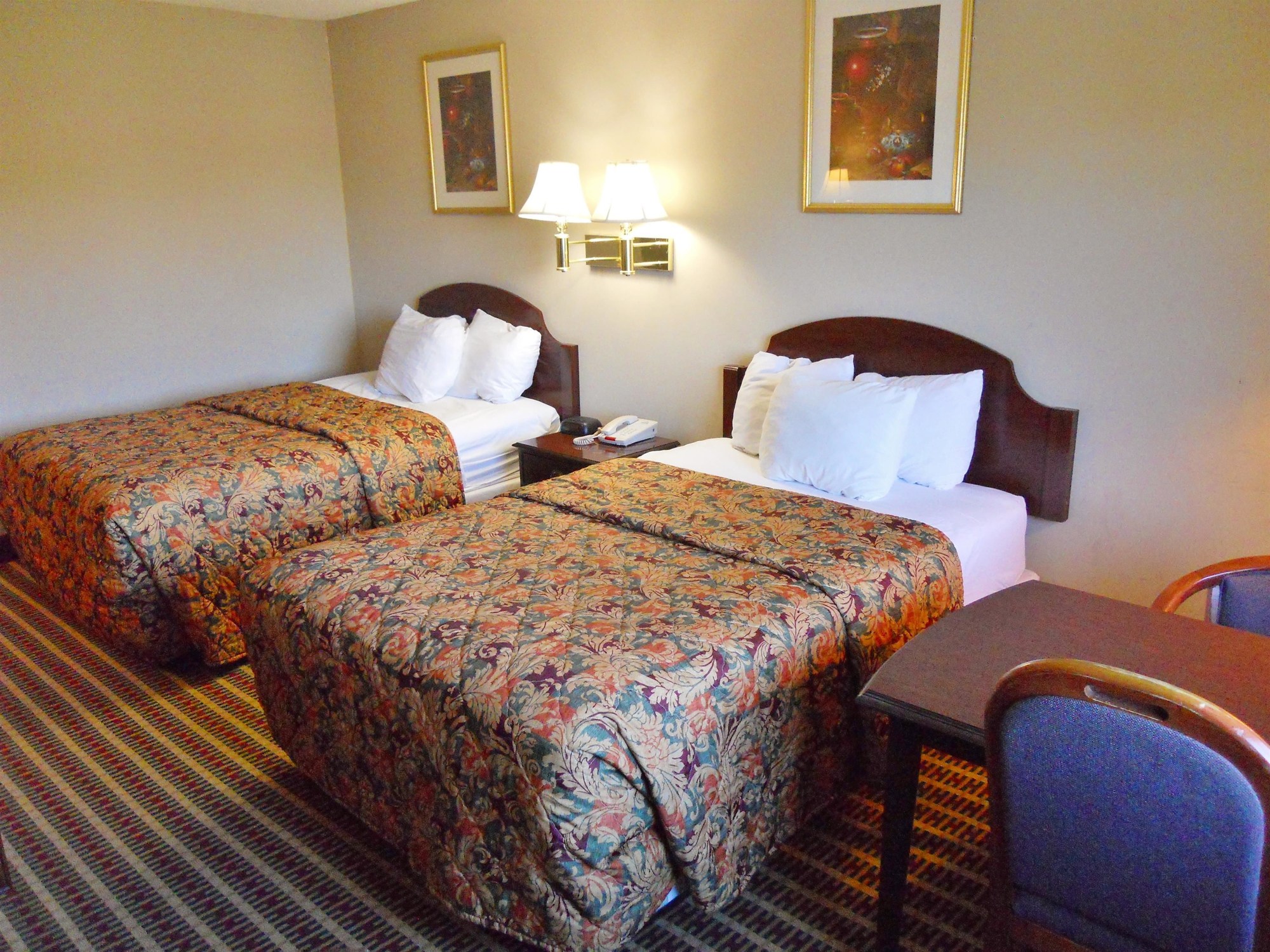 Econo Lodge Inn & Suites